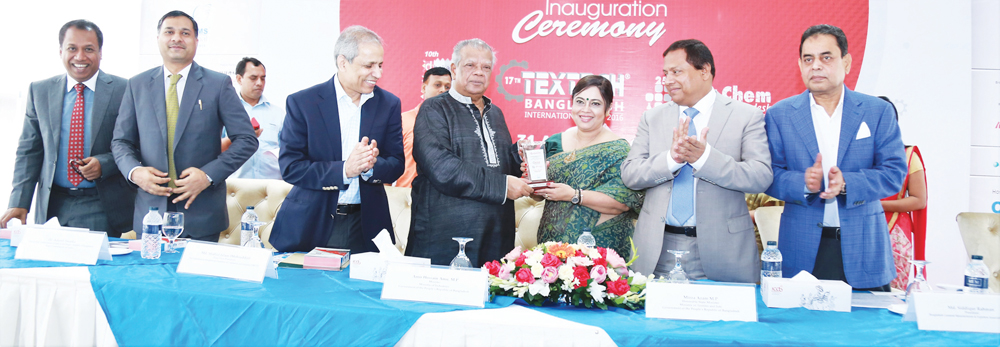 Figure : Meherun N.Islam, President, CEMS-Global USA and Asia-Pacific is handing over crest to Amir Hossain Amu, M.P, Minister, Ministry of Industries, Government of People's Republic of Bangladesh.