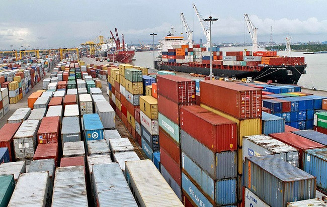 Container handling at Chittagong port decreased by 5.365%, cargo vessels by 4.30%